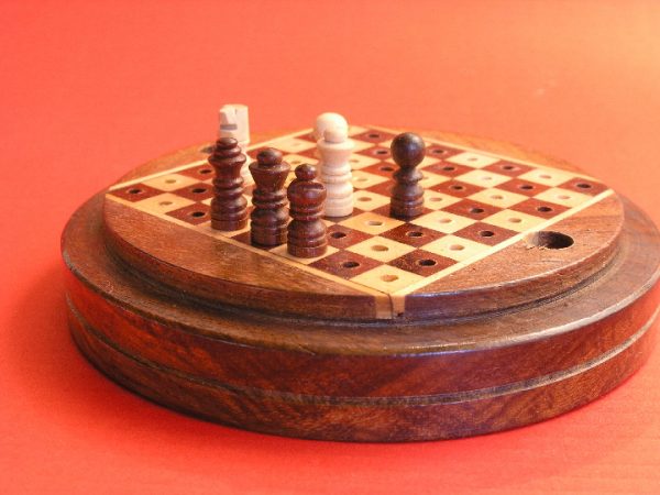 Round Peg Travel 4 inches Diameter Chess Set - Image 5