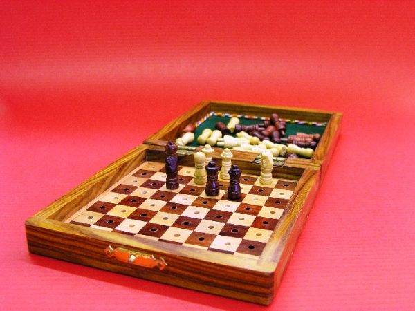 Square Peg Travel 4 inch x 4 inch Chess Set - Image 3