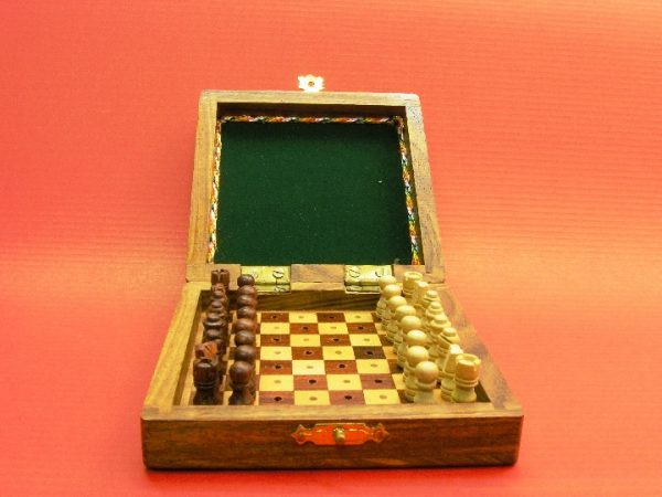 Square Peg Travel 4 inch x 4 inch Chess Set - Image 5