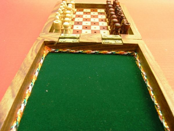Square Peg Travel 4 inch x 4 inch Chess Set - Image 7