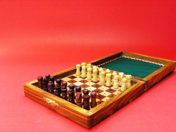 Square Peg Travel 4 inch x 4 inch Chess Set - Image 10
