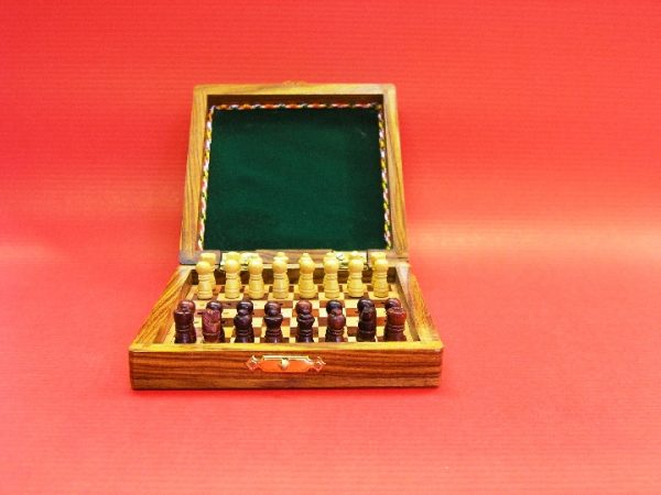 Square Peg Travel 4 inch x 4 inch Chess Set - Image 11