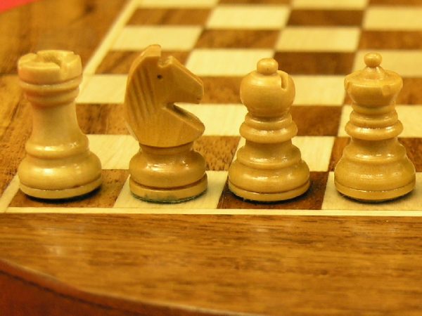 Half Moon Magnetic 9 Inch Dia. Chess Set - Image 7