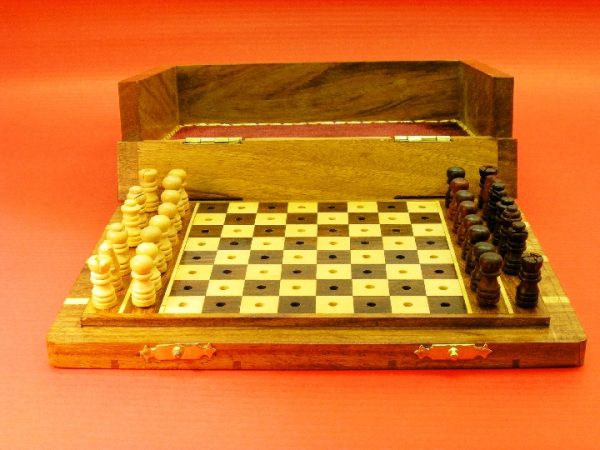 10 inch x 7 inch Pegged Travel Chess Set - Image 9