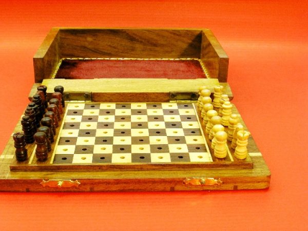 10 inch x 7 inch Pegged Travel Chess Set - Image 10