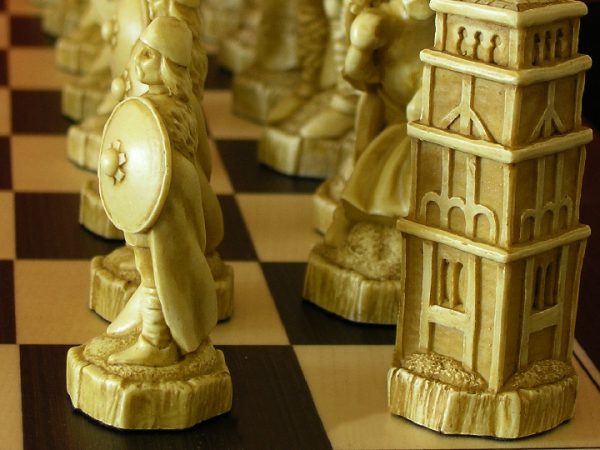 Battle of Hastings Chess Set - Image 3