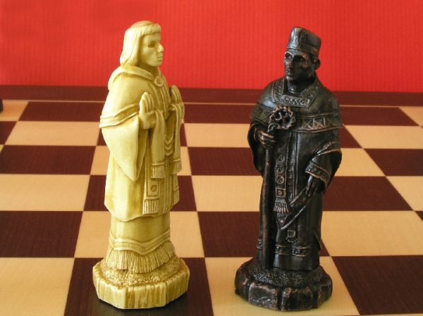Battle of Hastings Chess Set - Image 9