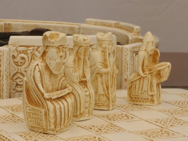 Small Isle of Lewis Chess Set incl Board and Case - Light - Image 2