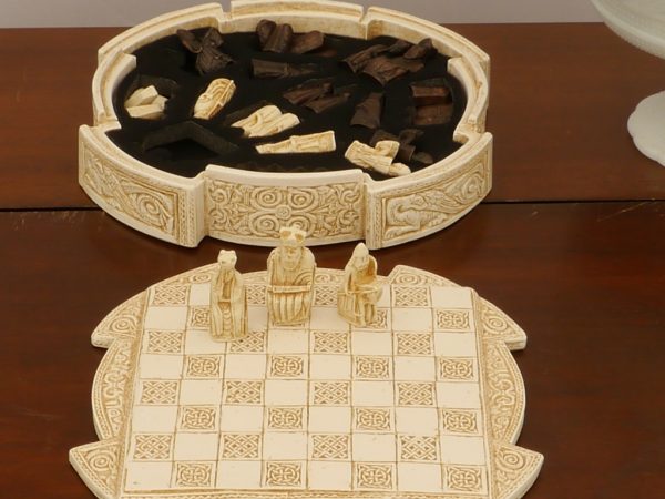 Small Isle of Lewis Chess Set incl Board and Case - Light - Image 3