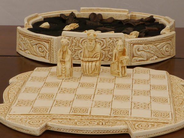 Small Isle of Lewis Chess Set incl Board and Case - Light - Image 4