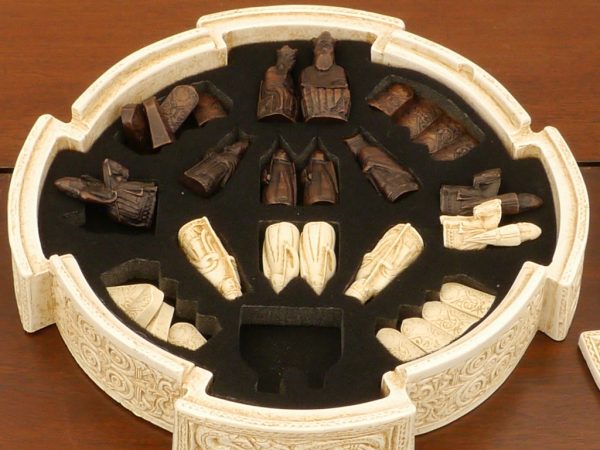 Small Isle of Lewis Chess Set incl Board and Case - Light - Image 5