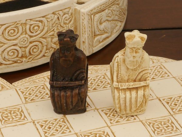 Small Isle of Lewis Chess Set incl Board and Case - Light - Image 6