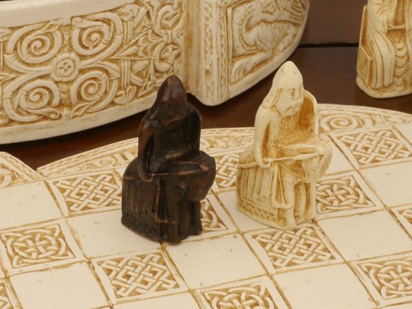 Small Isle of Lewis Chess Set incl Board and Case - Light - Image 7
