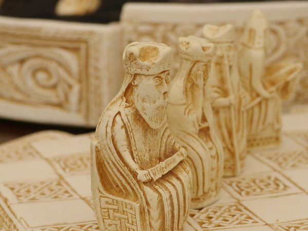 Small Isle of Lewis Chess Set incl Board and Case - Light - Image 9