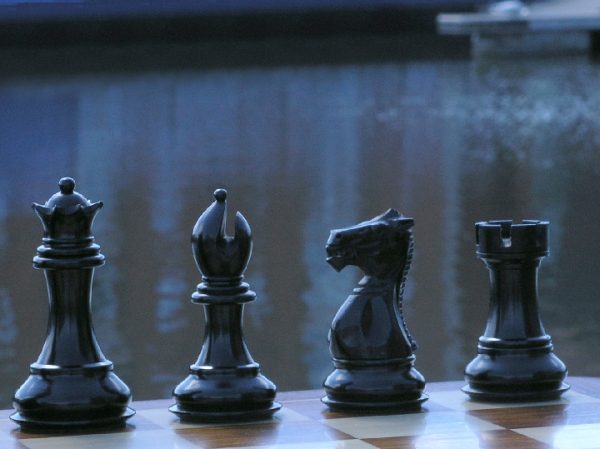Margaret Anne Ebony Staunton 3.5 inch King Chess Set - Image 6