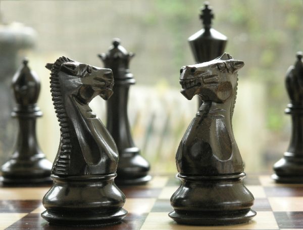 Margaret Anne Knight 4 inch King Triple Weight Ebony Chess Set - Image 4
