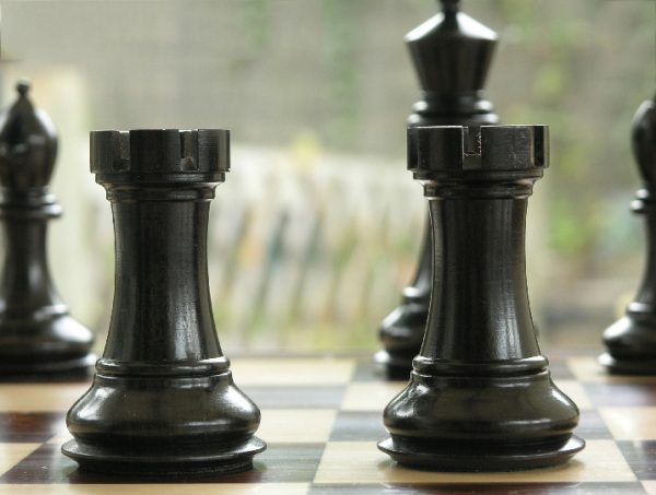 Margaret Anne Knight 4 inch King Triple Weight Ebony Chess Set - Image 6