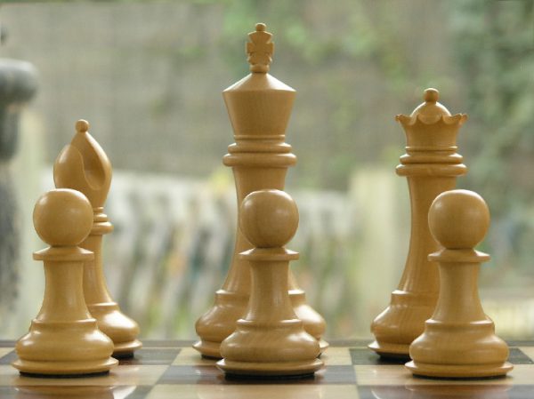 Margaret Anne Knight 4 inch King Triple Weight Ebony Chess Set - Image 7