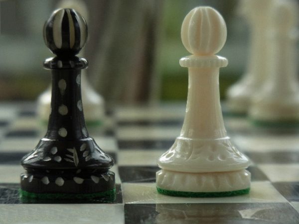 King Cross Staunton in Bone Chess Set - Image 4