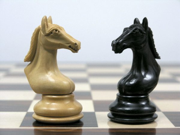 The Bronte in Ebony Wood Staunton Chess Set - Image 3