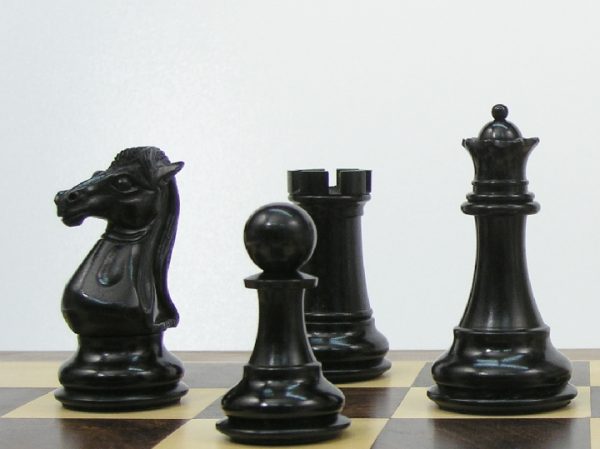 Royal Knight Ebony Staunton Chess Set - Image 5