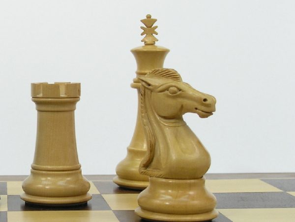 Royal Knight Ebony Staunton Chess Set - Image 6