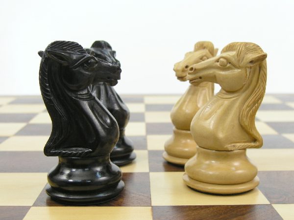 Royal Knight Ebony Staunton Chess Set - Image 8