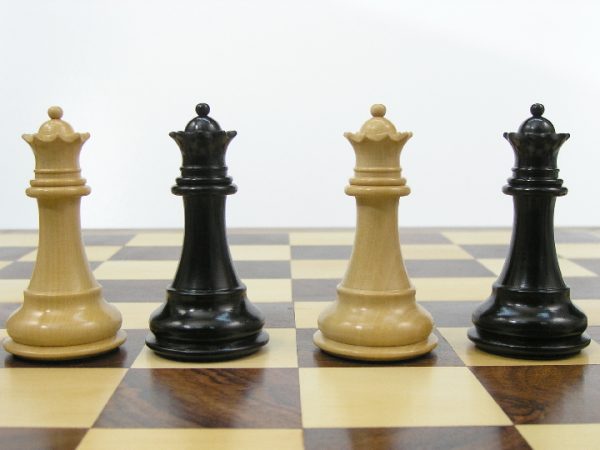 Royal Knight Ebony Staunton Chess Set - Image 10