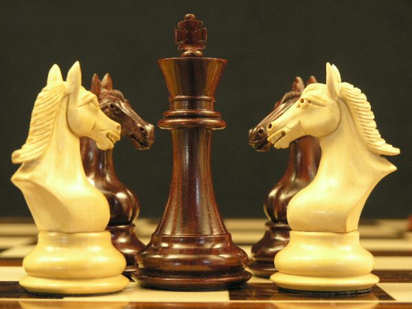 The Bronte in Bud Rosewood Staunton Chess Set - Image 4