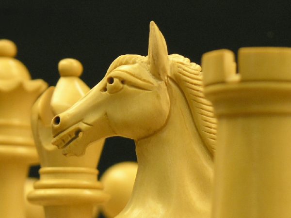 The Bronte in Bud Rosewood Staunton Chess Set - Image 8