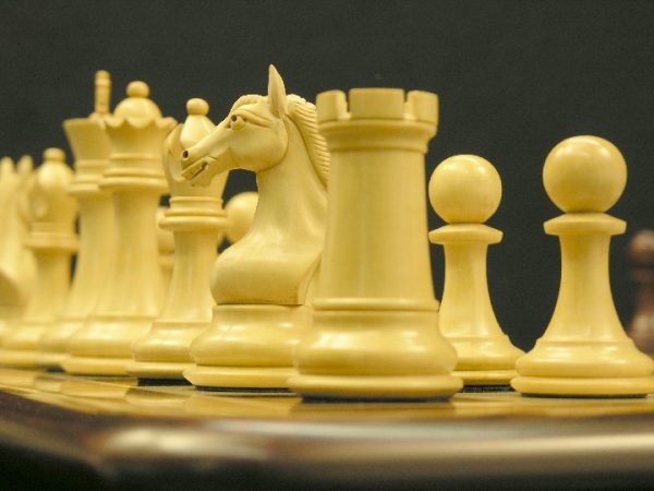 The Bronte in Bud Rosewood Staunton Chess Set - Image 9