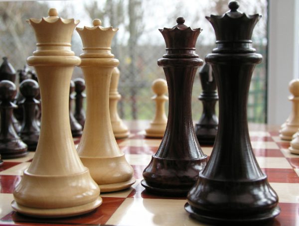 King Edward Bud Rosewood Triple Weight 5 inch King Chess Set - Image 7