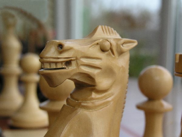 King Edward Bud Rosewood Triple Weight 5 inch King Chess Set - Image 8