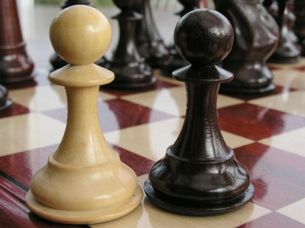 King Edward Bud Rosewood Triple Weight 5 inch King Chess Set - Image 9