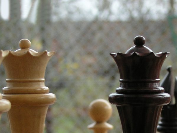 King Edward Bud Rosewood Triple Weight 5 inch King Chess Set - Image 10