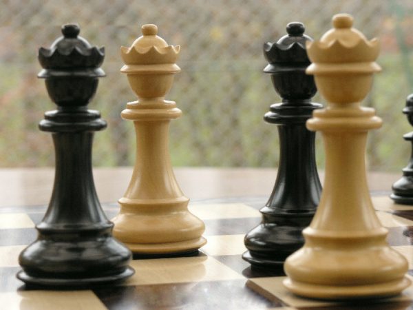 Old Deuteronomy Triple Weighted Felted Ebony Staunton Chess Pieces - Image 5