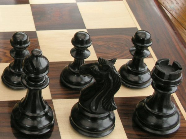 Old Deuteronomy Triple Weighted Felted Ebony Staunton Chess Pieces - Image 8