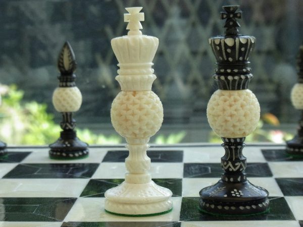The Warner Bone Staunton Chess Pieces - Image 2
