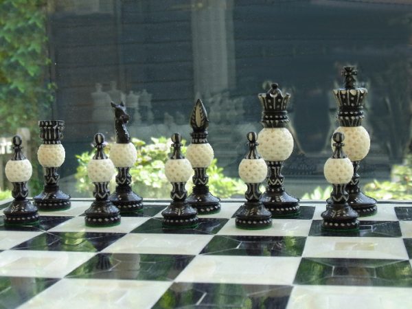 The Warner Bone Staunton Chess Pieces - Image 3