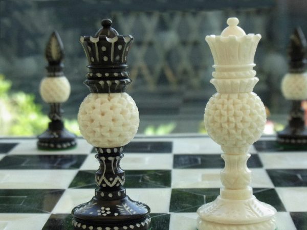 The Warner Bone Staunton Chess Pieces - Image 4