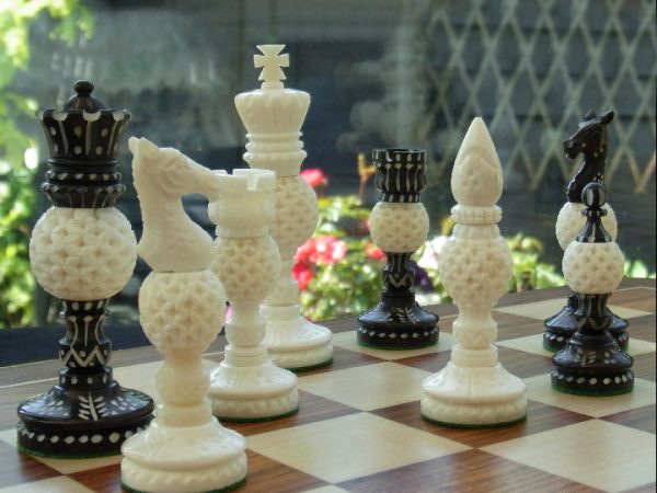 The Warner Bone Staunton Chess Pieces - Image 10