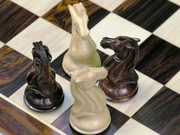 Royal Knight Bud Rosewood Staunton Chess Pieces - Image 2
