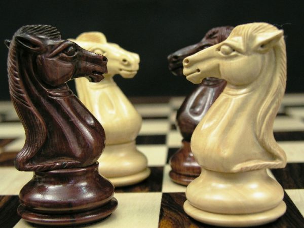 Royal Knight Bud Rosewood Staunton Chess Pieces - Image 4