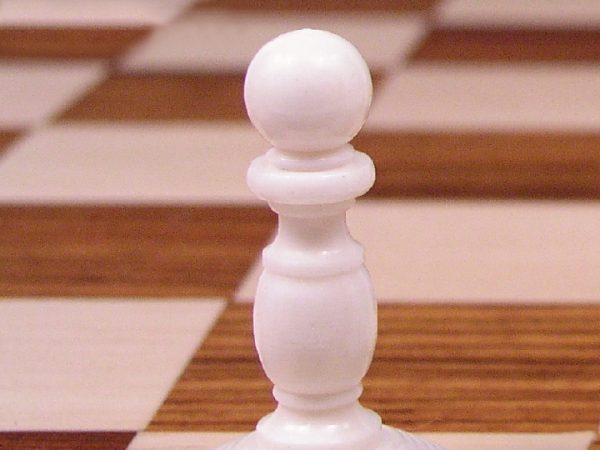 Reproduction Antique - Red White Camel Bone John Calvert Chess Set - Image 5