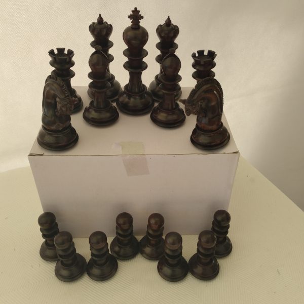 The Parragon Rosewood Triple Weighted Chess Set - Image 9