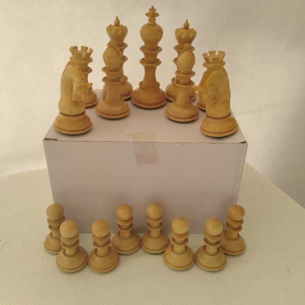 The Parragon Rosewood Triple Weighted Chess Set - Image 10