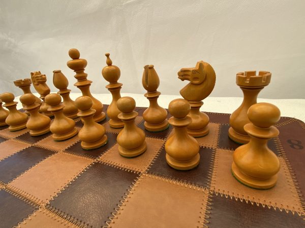 The Antiqued Dublin Double Weighted Chess Set - Image 4
