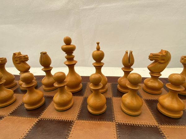 The Antiqued Dublin Double Weighted Chess Set - Image 5