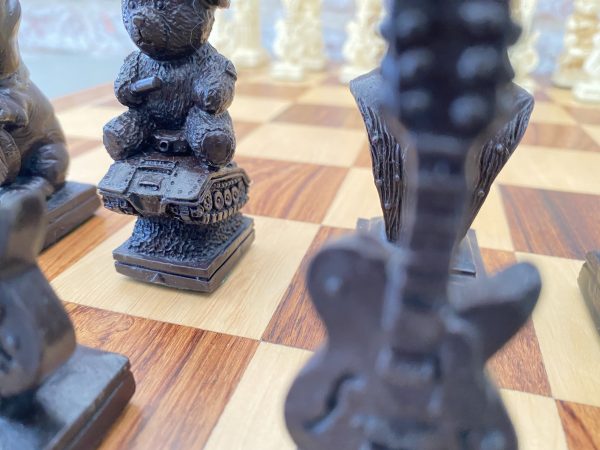 Elvis Presley Chess Set - Image 17