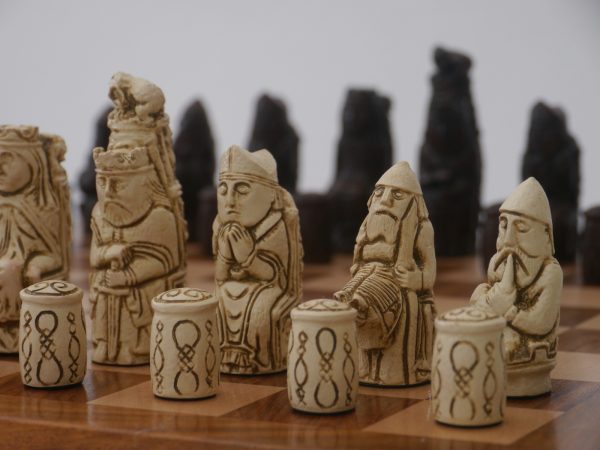 Berkeley Chess Ltd - Medieval Chess Set - Ivory and Brown